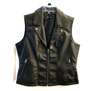 Leather-look vest w/adjustable side tabs so L